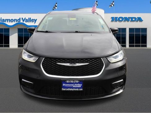 Used 2023 Chrysler Pacifica Touring-L FWD image 2