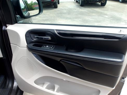 Used 2019 Dodge Grand Caravan SXT image 8