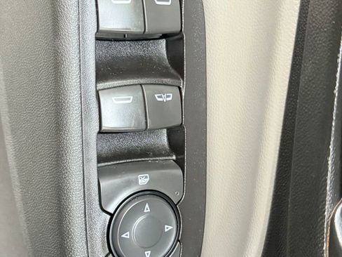 Used 2018 Chevrolet Equinox LS AWD/4WD image 25
