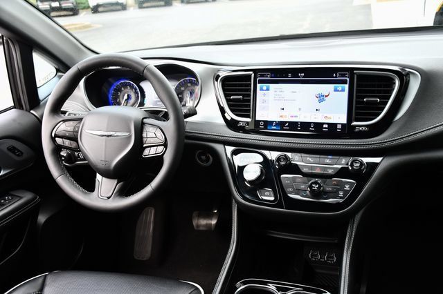 Used 2025 Chrysler Pacifica Limited FWD image 2