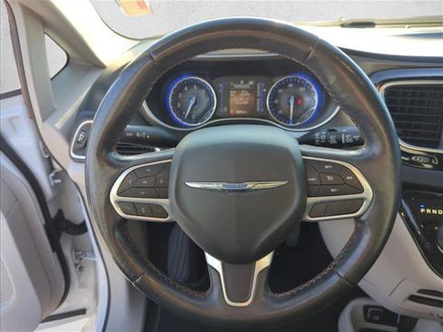 Used 2020 Chrysler Pacifica Touring-L w/ Tire & Wheel Group image 13