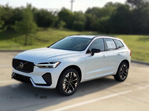 New 2026 Volvo XC60 T8 Plus w/ Climate Package AWD/4WD image 3