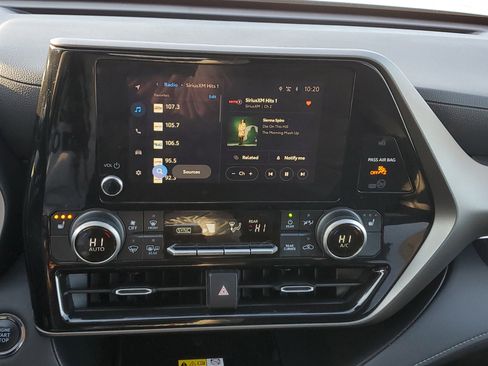 Certified 2023 Toyota Highlander XLE image 28