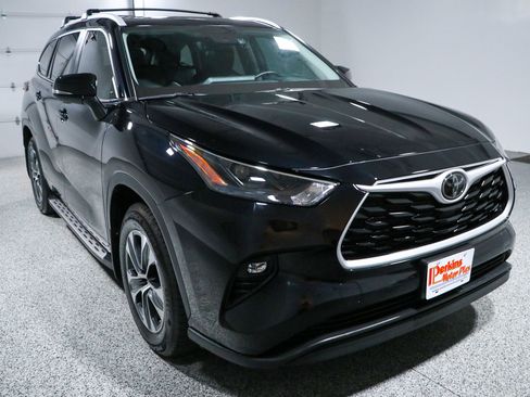 Used 2024 Toyota Highlander XLE FWD image 5