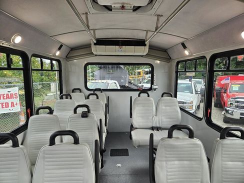Used 2018 Chevrolet Express 4500 w/ Shuttle Bus Package RWD image 16
