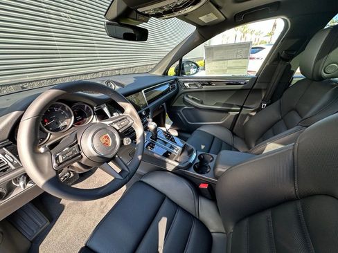 Used 2026 Porsche Macan AWD/4WD image 4