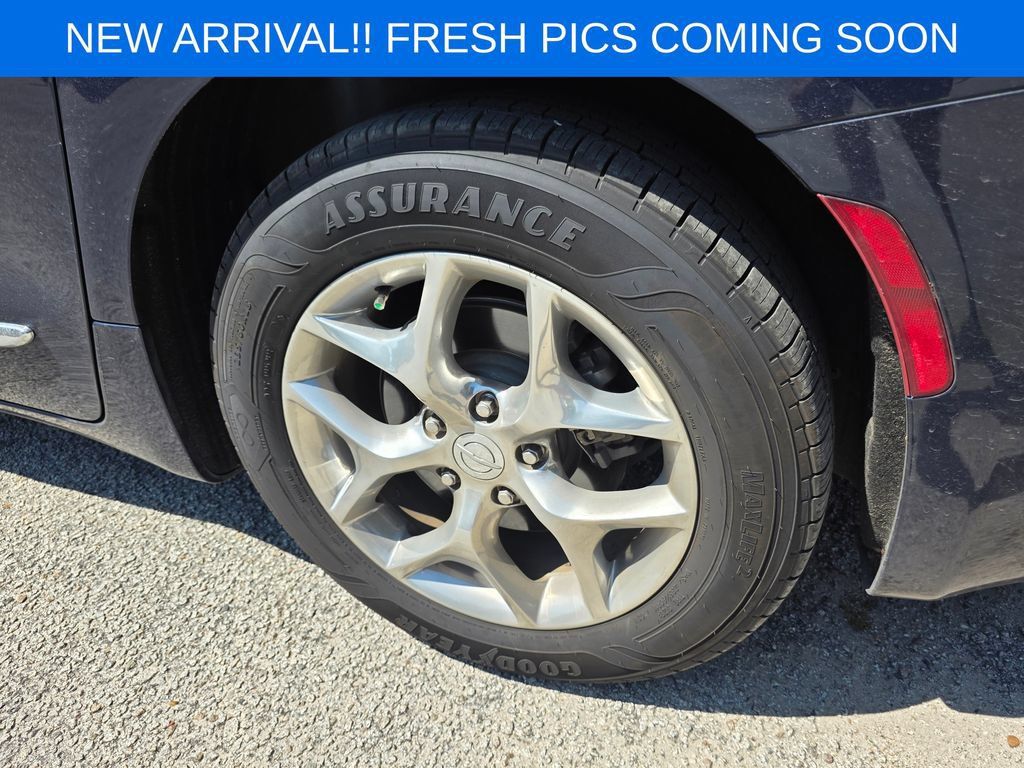 Used 2017 Chrysler Pacifica Limited FWD image 6