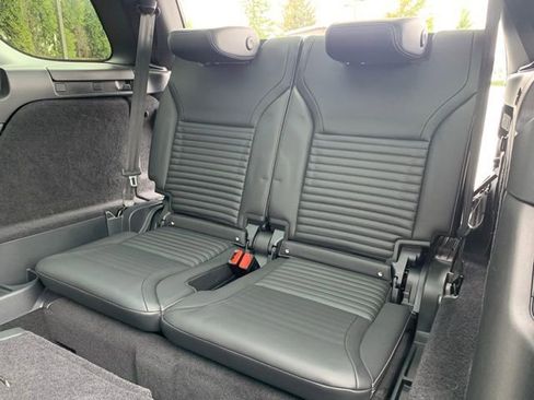 Used 2023 Land Rover Discovery S image 18