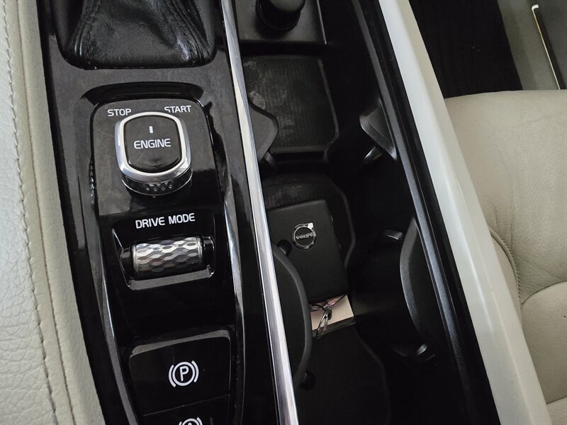 Used 2016 Volvo XC90 T6 Momentum w/ Momentum Plus Package AWD/4WD image 24