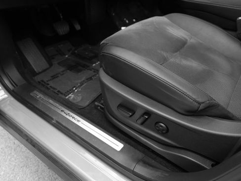 Used 2024 Nissan Ariya AWD image 12