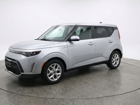 Used 2025 Kia Soul LX w/ LX Technology Package FWD image 3