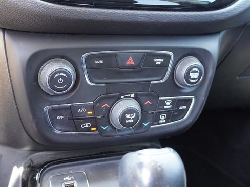 Used 2019 Jeep Compass Latitude FWD image 19