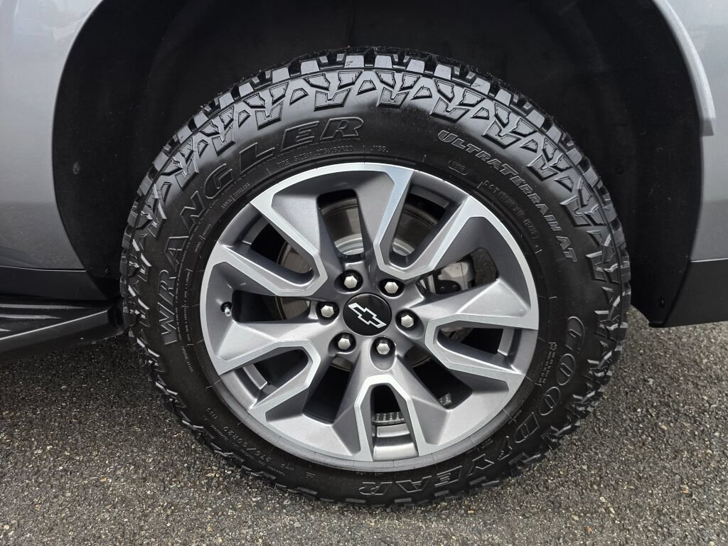 Used 2021 Chevrolet Suburban LT w/ LT Signature Package AWD/4WD image 9