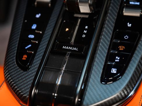 Used 2025 Aston Martin V8 Vantage Coupe image 30