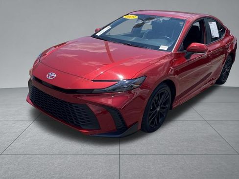 Used 2025 Toyota Camry SE FWD image 2