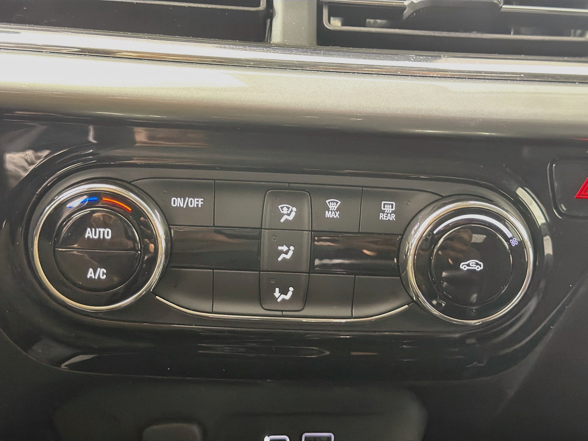 Used 2025 Chevrolet Trax LT FWD image 23