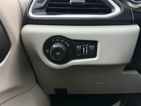 Used 2024 Chrysler Pacifica Touring-L image 23