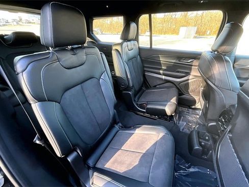 Used 2024 Jeep Grand Cherokee L Altitude image 27