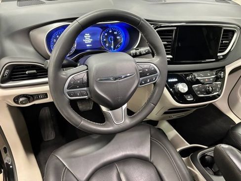 Used 2023 Chrysler Pacifica Touring-L FWD image 15
