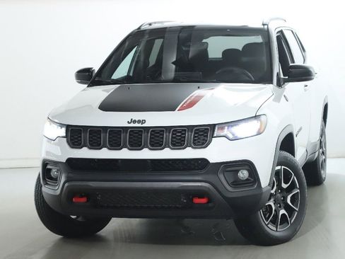 Used 2025 Jeep Compass Trailhawk AWD/4WD image 3