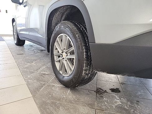 Used 2023 Chevrolet Traverse LT image 17