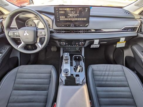 New 2025 Mitsubishi Outlander SE image 16