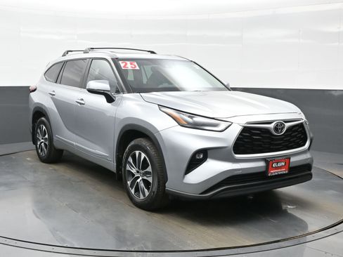 Used 2025 Toyota Highlander XLE image 8