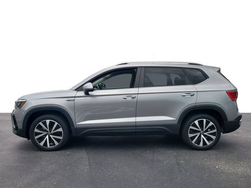 Used 2023 Volkswagen Taos SE w/ Panoramic Sunroof Package FWD image 5