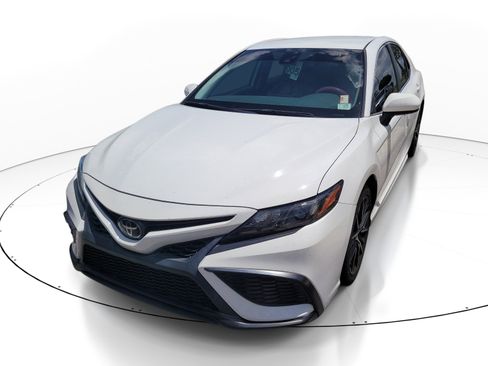 Certified 2021 Toyota Camry SE FWD image 2