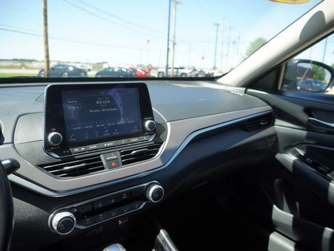Used 2024 Nissan Altima 2.5 SR FWD image 19