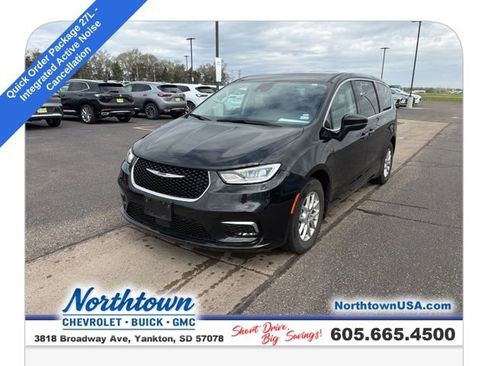 Used 2023 Chrysler Pacifica Touring-L FWD image 1