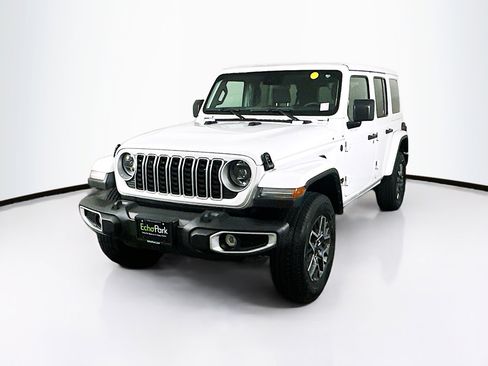 Used 2025 Jeep Wrangler Unlimited Sahara AWD/4WD image 3