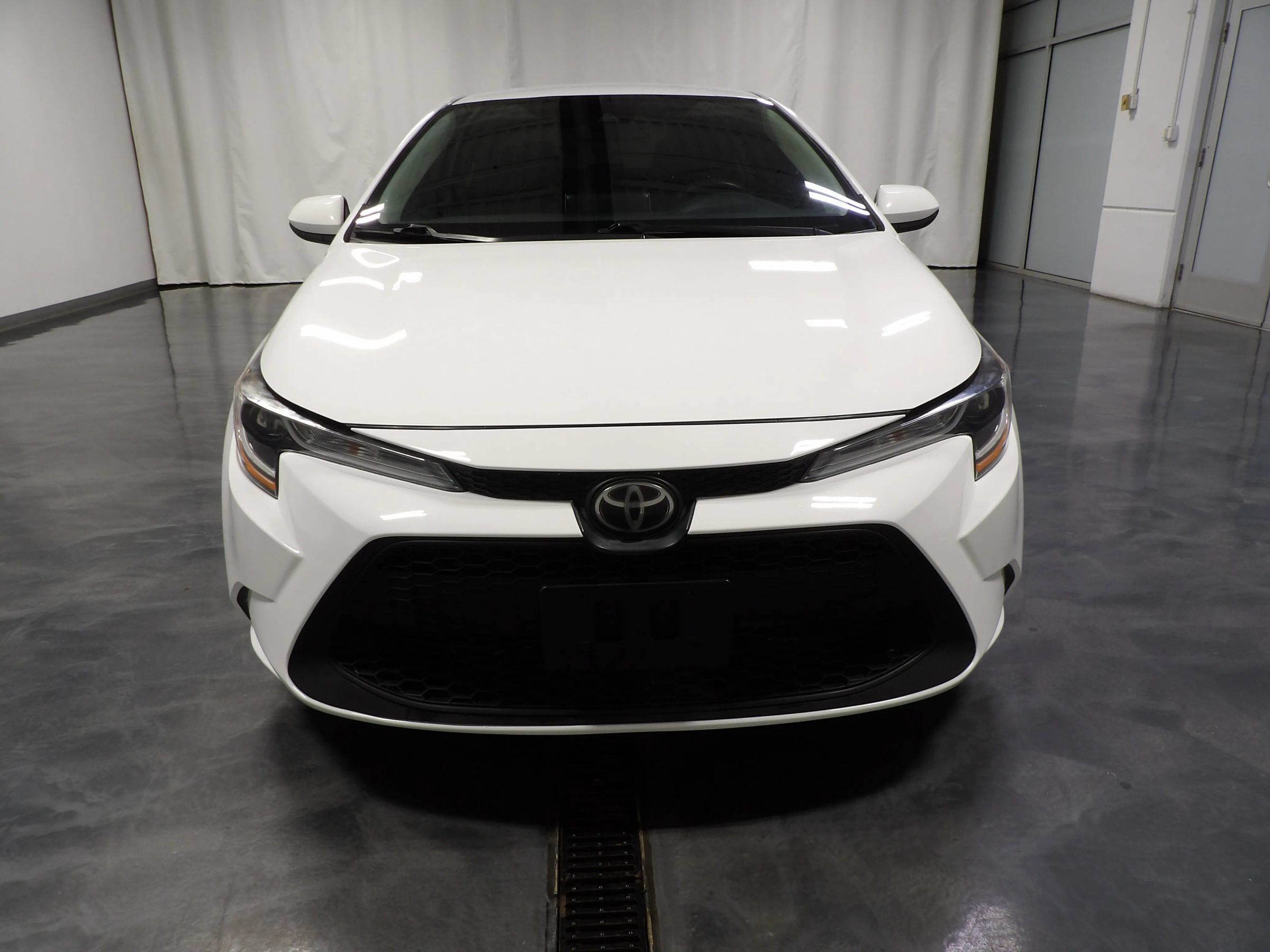 Used 2021 Toyota Corolla LE FWD image 2