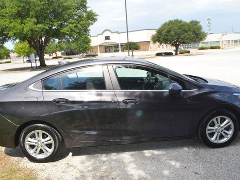 Used 2017 Chevrolet Cruze LT w/ Convenience Package FWD image 9