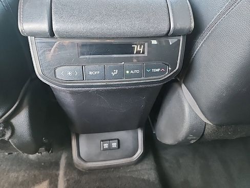 Used 2021 Toyota Highlander XLE AWD/4WD image 37