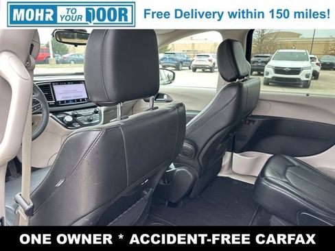 Used 2024 Chrysler Pacifica Touring-L image 28