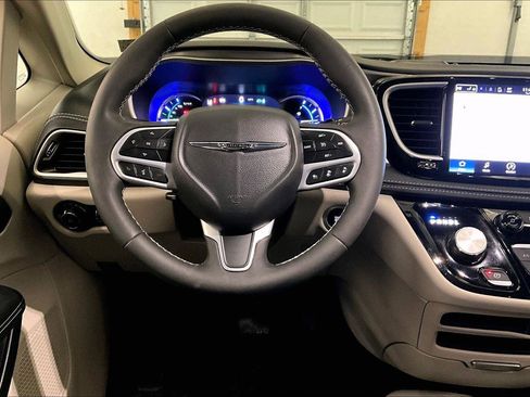 Used 2023 Chrysler Pacifica Touring-L image 5