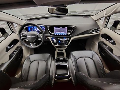 Used 2024 Chrysler Pacifica Touring-L FWD image 2