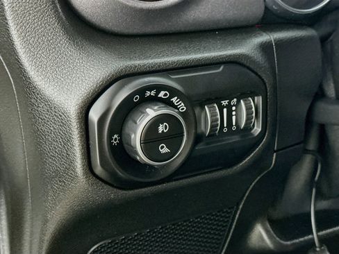 Used 2021 Jeep Gladiator Mojave AWD/4WD image 11