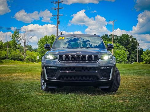 Used 2026 Jeep Grand Cherokee Limited AWD/4WD image 9