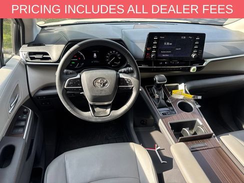 Used 2021 Toyota Sienna XLE FWD image 2