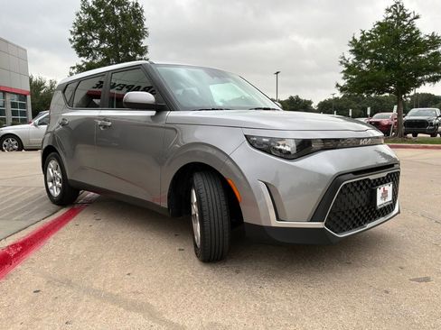 Used 2025 Kia Soul LX w/ LX Technology Package FWD image 4