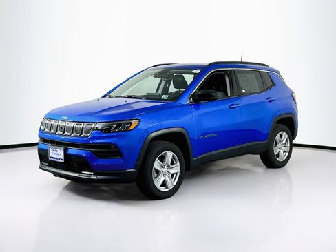Used 2022 Jeep Compass Latitude w/ Sun and Sound Group AWD/4WD image 1