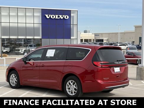 Used 2025 Chrysler Pacifica Select image 5