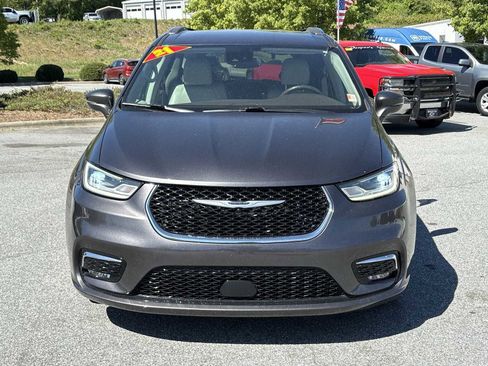Used 2021 Chrysler Pacifica Touring-L FWD image 3