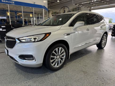 Used 2020 Buick Enclave Premium w/ Sun and Sites Package FWD image 4
