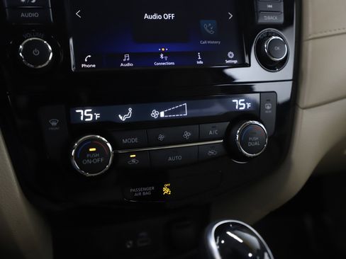 Used 2020 Nissan Rogue SV image 23