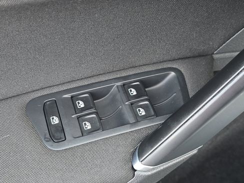 Used 2017 Volkswagen Golf S image 11