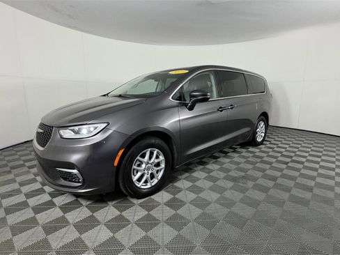 Certified 2023 Chrysler Pacifica Touring-L image 9