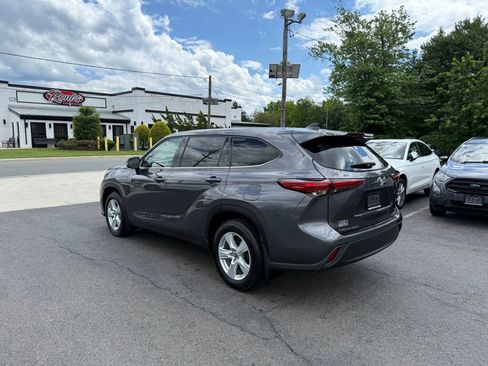 Used 2022 Toyota Highlander LE image 5